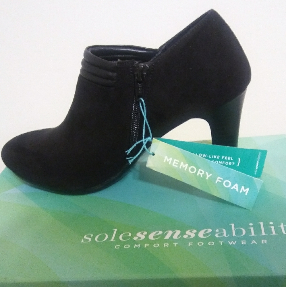 NWT Rare Kohls black suede booties 7.5